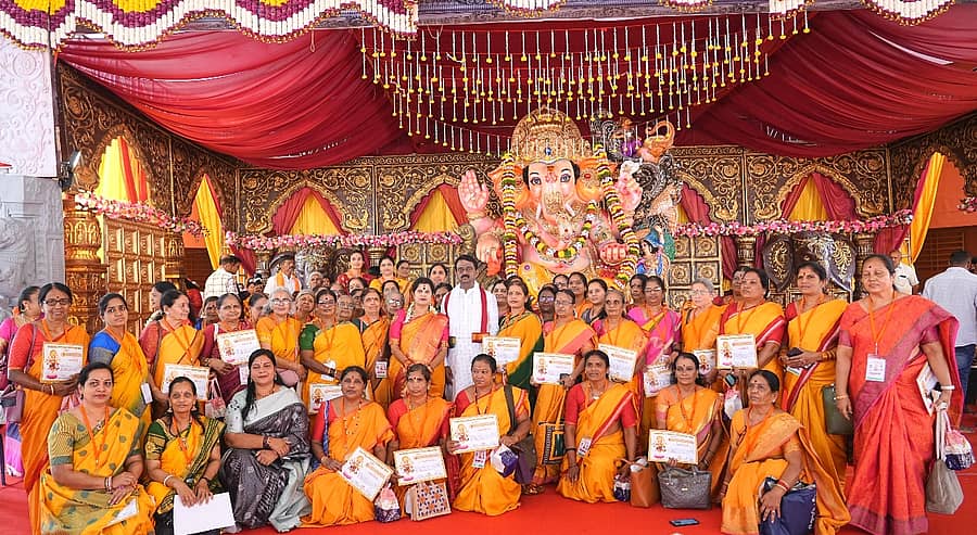 ದಾಸರಹಳ್ಳಿ ಸಾಮೂಹಿಕ ಗಣೇಶೋತ್ಸವ ಸಮಿತಿ ಆಯೋಜಿಸಿದ್ದ ವಿವಿಧ ಸ್ಪರ್ಧೆಯಲ್ಲಿ ವಿಜೇತರಾದ ಮಹಿಳೆಯರಿಗೆ ಬಹುಮಾನ ಮತ್ತು ಪ್ರಶಂಸನ ಪತ್ರವನ್ನು ಎಸ್. ಮುನಿರಾಜು, ಸುಜಾತ ಮುನಿರಾಜು ವಿತರಿಸಿದರು