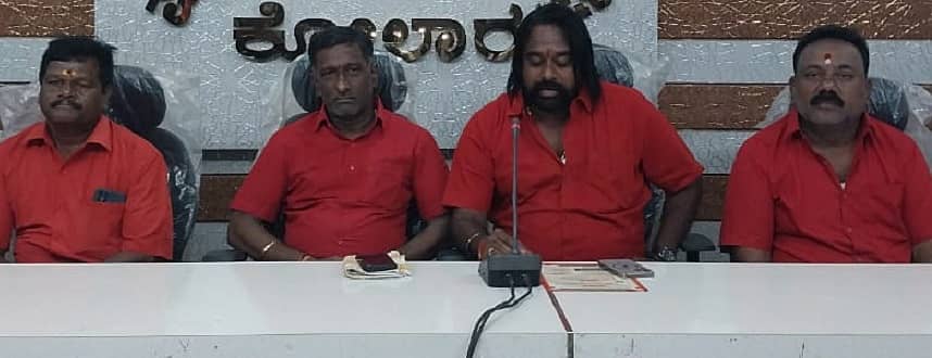 ಕೋಲಾರದಲ್ಲಿ ಶನಿವಾರ ಪತ್ರಿಕಾಗೋಷ್ಠಿಯಲ್ಲಿ ಅಖಿಲ ಕರ್ನಾಟಕ ಓಂ ಶಕ್ತಿ ಕನ್ನಡ ವೇದಿಕೆ ರಾಜ್ಯ ಮುಖಂಡರು ಮಾತನಾಡಿದರು