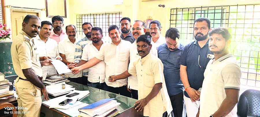 ಕುಂದಾಪುರ ಪೊಲೀಸ್ ಠಾಣೆಯ ಠಾಣಾಧಿಕಾರಿ ನಂಜಾ ನಾಯ್ಕ್ ಅವರನ್ನು ಭೇಟಿಯಾದ ಬಿಜೆಪಿ ಮುಖಂಡರು ಸಾಮಾಜಿಕ ಜಾಲತಾಣದಲ್ಲಿ ಅಪಪ್ರಚಾರ ಮಾಡುತ್ತಿರುವ ವಿರುದ್ಧ ದೂರು ನೀಡಿದ್ದಾರೆ