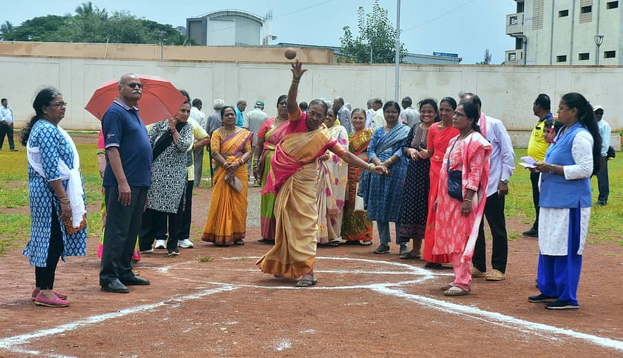 ಹುಬ್ಬಳ್ಳಿಯ ನೆಹರೂ ಕ್ರೀಡಾಂಗಣದಲ್ಲಿ ಶನಿವಾರ ಏರ್ಪಡಿಸಿದ್ದ ಹಿರಿಯ ನಾಗರಿಕರ ರಾಜ್ಯಮಟ್ಟದ ಕ್ರೀಡಾಕೂಟದಲ್ಲಿ ಮಹಿಳೆಯೊಬ್ಬರ ಗುಂಡು ಎಸೆದರು