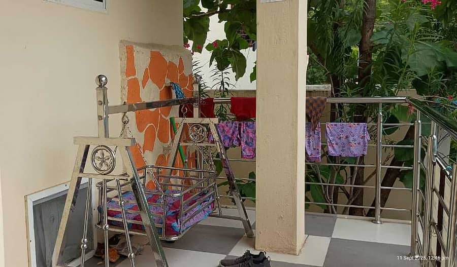 ರಾಯಚೂರಿನ ಮಾವಿನಕೆರೆ ರಸ್ತೆಯಲ್ಲಿರುವ ಜಿಲ್ಲಾ ಮಕ್ಕಳ ಹಕ್ಕು ರಕ್ಷಣಾ ಘಟಕದ ಕಚೇರಿಯ ಮೊದಲ ಮಹಡಿಯಲ್ಲಿ ಇಡಲಾಗಿರುವ ತೊಟ್ಟಿಲು