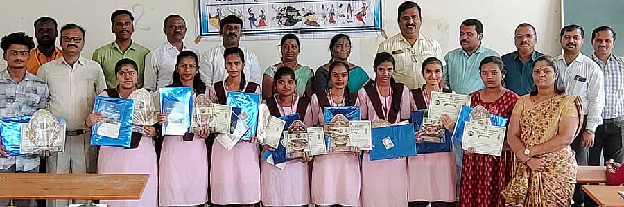 ಸಂತೇಬೆನ್ನೂರಿನ ಎಸ್ಎಸ್ಜೆವಿಪಿ ಕರ್ನಾಟಕ ಪಬ್ಲಿಕ್ ಶಾಲೆಯ ಪಿಯು ವಿಭಾಗದಲ್ಲಿ ಶುಕ್ರವಾರ ಹಮ್ಮಿಕೊಂಡಿದ್ದ ವಿವಿಧ ಸ್ಪರ್ಧೆಗಳ ವಿಜೇತ ವಿದ್ಯಾರ್ಥಿಗಳಿಗೆ ಬಹುಮಾನ ವಿತರಿಸಲಾಯಿತು