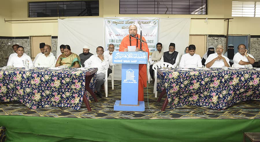 ಯಾದಗಿರಿಯಲ್ಲಿ ಶನಿವಾರ ನಡೆದ ಕಾರ್ಯಕ್ರಮದಲ್ಲಿ ಶಾಂತವೀರ ಗುರು ಮುರಘರಾಜೇಂದ್ರ ಸ್ವಾಮೀಜಿ ಮಾತನಾಡಿದುರ. ಗಣ್ಯರು ಉಪಸ್ಥಿತರಿದ್ದರು