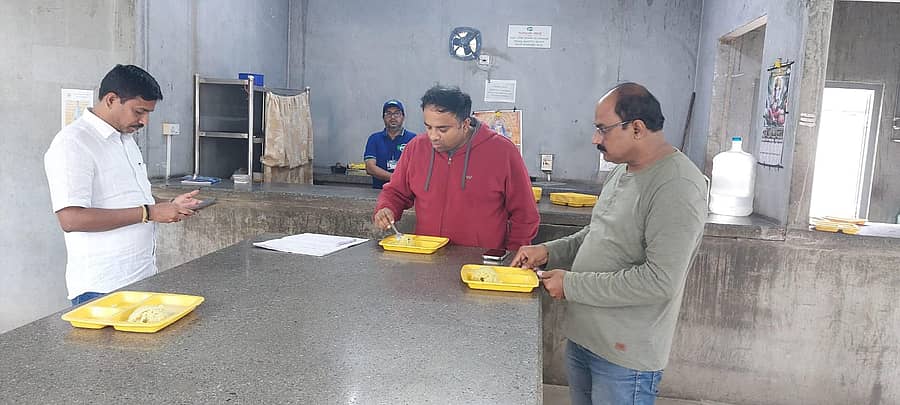 ಬೆಂಗಳೂರು ಪಶ್ಚಿಮ ನಗರ ಪಾಲಿಕೆ ಆಯುಕ್ತ ಡಾ. ಕೆ.ವಿ. ರಾಜೇಂದ್ರ ಅವರು ಇಂದಿರಾ ಕ್ಯಾಂಟೀನ್ನಲ್ಲಿ ಆಹಾರ ಸೇವಿಸಿದರು