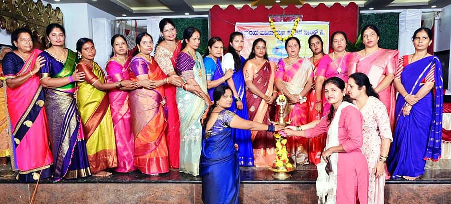 ಚನ್ನಪಟ್ಟಣದಲ್ಲಿ ಅಭ್ಯುದಯ ಮಹಿಳಾ ಸಹಕಾರ ಬ್ಯಾಂಕ್ನ ವಾರ್ಷಿಕ ಮಹಾಸಭೆ ನಡೆಯಿತು. ಬ್ಯಾಂಕ್ ಉಪಾಧ್ಯಕ್ಷೆ ರೂಪ ಸುಬ್ಬೇಗೌಡ, ನಿರ್ದೇಶಕರು ಹಾಜರಿದ್ದರು