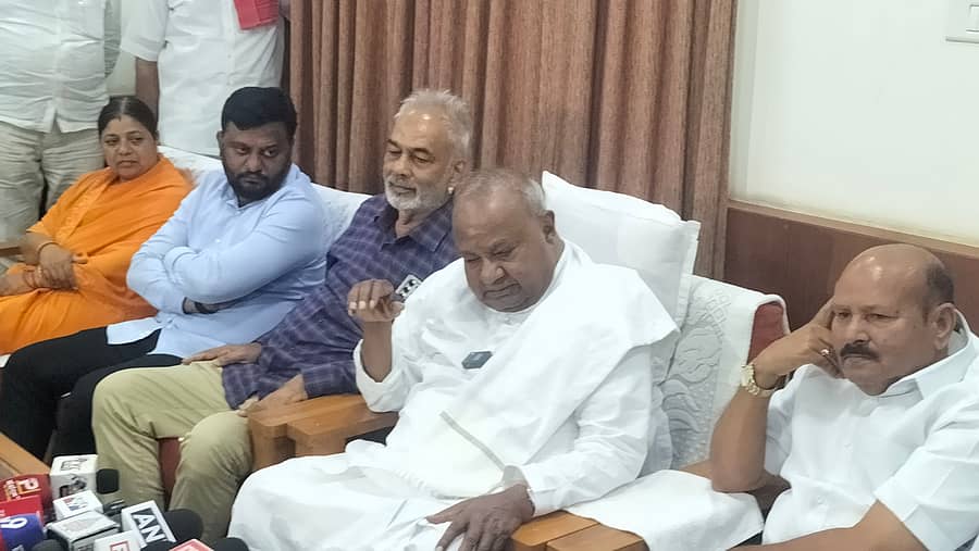 ಹಾಸನದ ಪ್ರವಾಸಿ ಮಂದಿರದಲ್ಲಿ ರಾಜ್ಯಸಭೆ ಸದಸ್ಯ ಎಚ್.ಡಿ. ದೇವೇಗೌಡ ಮಾತನಾಡಿದರು.