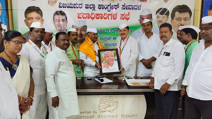 ವಿಜಯಪುರ ಜಿಲ್ಲಾ ಕಾಂಗ್ರೆಸ್ ಕಾರ್ಯಾಲಯದಲ್ಲಿ ಶುಕ್ರವಾರ ನಡೆದ ಜಿಲ್ಲಾ ಕಾಂಗ್ರೆಸ್ ಸೇವಾದಳ ಸಮಿತಿಯ ಪದಾಧಿಕಾರಿಗಳ ಸಭೆಯಲ್ಲಿ ಕೆ.ಪಿ.ಸಿ.ಸಿ. ಸೇವಾದಳದ ರಾಜ್ಯ ಅಧ್ಯಕ್ಷ ಎಂ.ರಾಮಚಂದ್ರಪ್ಪ ಅವರನ್ನು ಜಿಲ್ಲಾ ಕಾಂಗ್ರೆಸ್ ಸಮಿತಿ ಅಧ್ಯಕ್ಷ ಮಲ್ಲಿಕಾರ್ಜುನ ಲೋಣಿ ಸನ್ಮಾನಿಸಿದರು