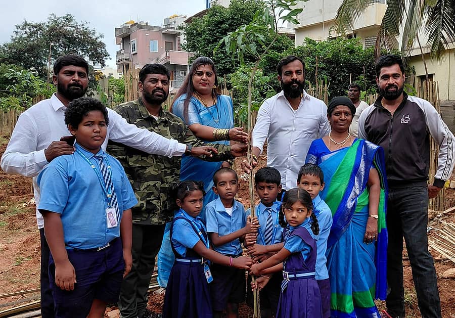 ಶಾಲಾ ಮಕ್ಕಳು ಗಣ್ಯರೊಂದಿಗೆ ಗಿಡಗಳನ್ನು ನೆಟ್ಟರು
