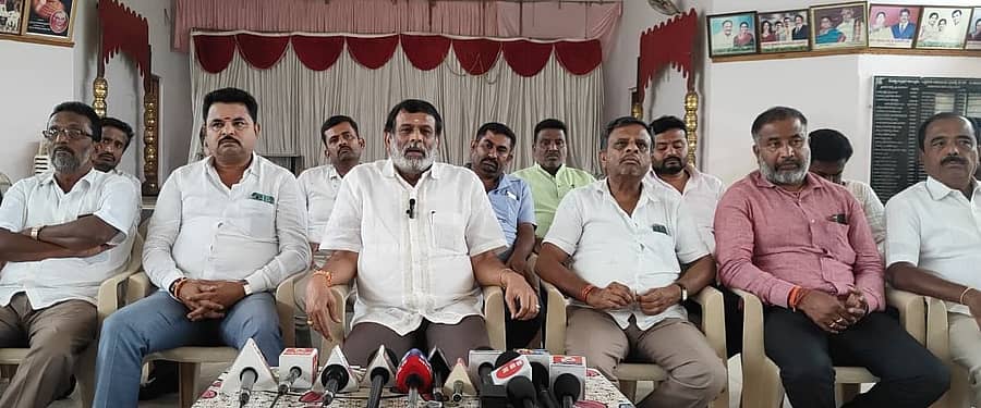 ದೊಡ್ಡಬಳ್ಳಾಪುರದ ಒಕ್ಕಲಿಗರ ಭವನದಲ್ಲಿ ಶನಿವಾರ ನಡೆದ ಪತ್ರಿಕಾಗೋಷ್ಠಿಯಲ್ಲಿ ಕೆಪಿಸಿಸಿ ಉಪಾಧ್ಯಕ್ಷ ಟಿ.ವೆಂಕಟರಮಣಯ್ಯ ಮಾತನಾಡಿದರು