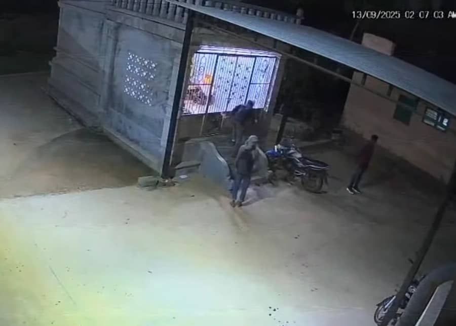 ಆನೇಕಲ್ ತಾಲ್ಲೂಕಿನ ಮುತ್ತಾನಲ್ಲೂರು ದೇವಾಲಯದಲ್ಲಿ ಕಳವು ಮಾಡುತ್ತಿರುವುದು ಸಿಸಿಟಿವಿ ಕ್ಯಾಮೆರಾದಲ್ಲಿ ಸೆರೆಯಾಗಿರುವುದು