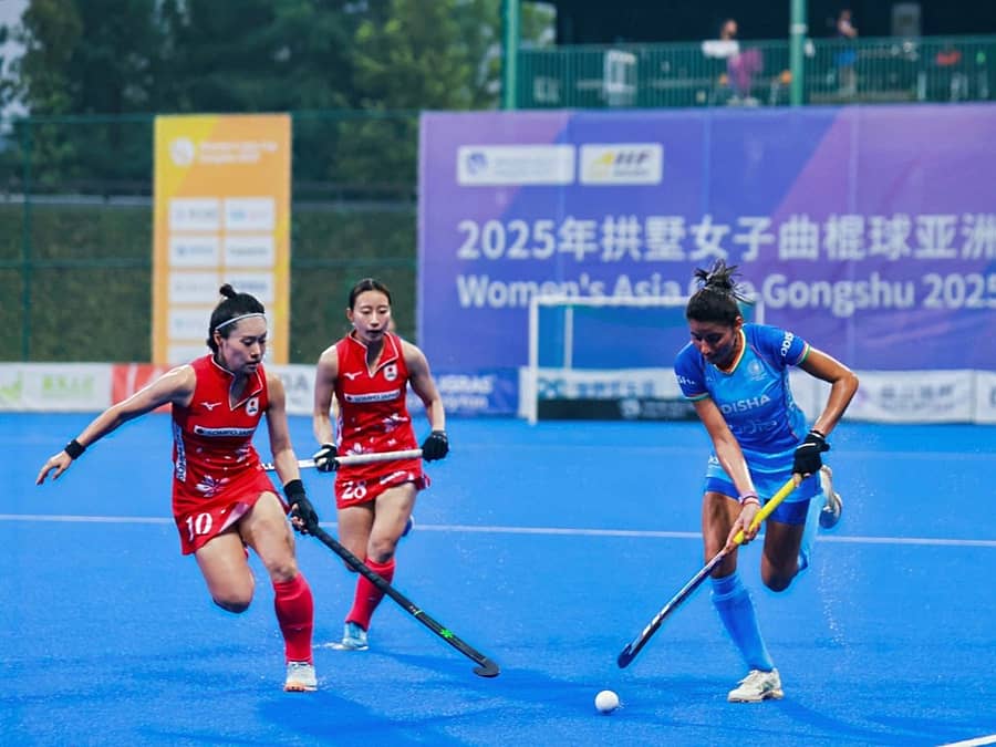 <div class="paragraphs"><p>ಚೆಂಡಿನ ಮೇಲೆ ಹಿಡಿತ ಸಾಧಿಸಲು ಭಾರತ (ಬಲ) ಮತ್ತು ಜಪಾನ್‌ ಆಟಗಾರ್ತಿಯರು ಪ್ರಯತ್ನಿಸಿದರು </p></div>