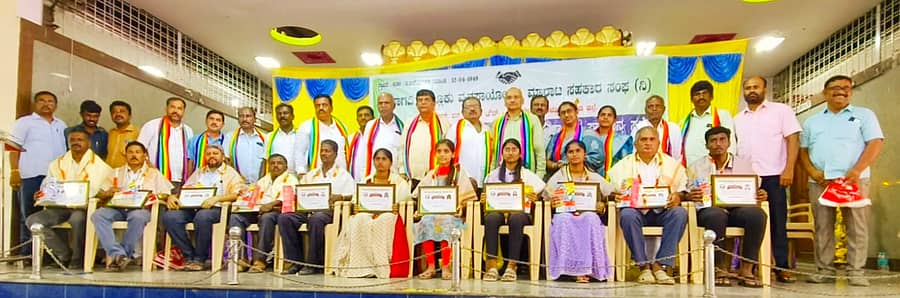 ಮಾಗಡಿ ಸಿದ್ದಾರೂಢಾಶ್ರಮ ಸಮುದಾಯ ಭವನದಲ್ಲಿ ತಾಲ್ಲೂಕು ವ್ಯವಸಾಯೋತ್ಪನ್ನ ಮಾರಾಟ ಸಹಕಾರ ಸಂಘದ ವಾರ್ಷಿಕ ಸದಸ್ಯರ ಸಭೆಯಲ್ಲಿ ಪ್ರತಿಭಾವಂತ ವಿದ್ಯಾರ್ಥಿಗಳನ್ನು ಬಿಡಿಸಿಸಿ ಬ್ಯಾಂಕ್ ನಿರ್ದೇಶಕ ಎಚ್.ಎನ್.ಅಶೋಕ್ ಸನ್ಮಾನಿಸಿದರು. ಸಂಘದ ಅಧ್ಯಕ್ಷ ಶಿವಪ್ರಸಾದ್ ಹಾಗೂ ನಿರ್ದೇಶಕರು ಭಾಗವಹಿಸಿದ್ದರು