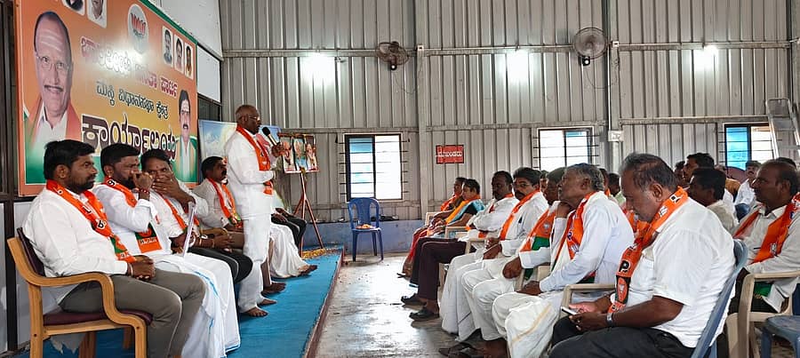 ಬಿಜೆಪಿ ಸೇವಾ ಪಾಕ್ಷಿಕ ದಿನದ ನಿಮಿತ್ತ ಮಸ್ಕಿಯ ಬಿಜೆಪಿ ಕಚೇರಿಯಲ್ಲಿ  ಶನಿವಾರ ನಡೆದ ಪದಾಧಿಕಾರಿಗಳ, ಮುಖಂಡರ ಸಭೆಯಲ್ಲಿ ಮಾಜಿ ಶಾಸಕ ಪ್ರತಾಪಗೌಡ ಪಾಟೀಲ ಮಾತನಾಡಿದರು