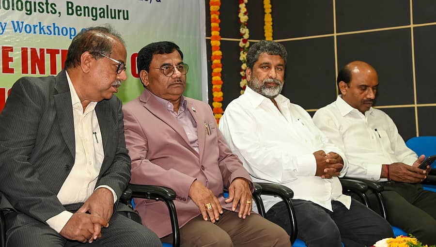 ನಗರದಲ್ಲಿ ಆಯೋಜಿಸಿದ್ದ ವಿಚಾರಸಂಕಿರಣದಲ್ಲಿ ಬಾಲು ಕೆಂಚಪ್ಪ, ಎ.ಬಿ. ಪಾಟೀಲ, ಸಿ.ಎನ್. ಶಿವಪ್ರಕಾಶ್ ಮತ್ತು ಎಚ್.ಕೆ. ಶಿವಕುಮಾರ್ ಪಾಲ್ಗೊಂಡಿದ್ದರು  ಪ್ರಜಾವಾಣಿ ಚಿತ್ರ