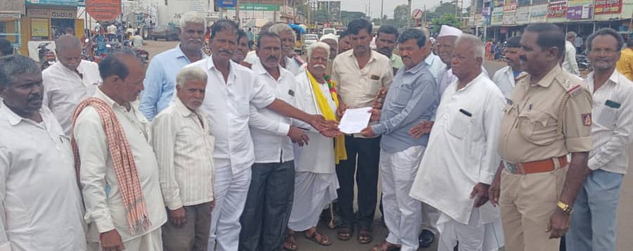 ಕಳಸಾಬಂಡೂರಿ ಹೋರಾಟ ಸಮಿತಿ ಹಾಗೂ ತಾಲ್ಲೂಕು ಕೃಷಿಕ ಸಮಾಜದ ಆಶ್ರಯದಲ್ಲಿ ನರಗುಂದ ಪಟ್ಟಣದಲ್ಲಿ ಶನಿವಾರ ಹುಬ್ಬಳ್ಳಿ- ವಿಜಯಪುರ ರಾಷ್ಟ್ರೀಯ ಹೆದ್ದಾರಿ ತಡೆದು ಪ್ರತಿಭಟನೆ ನಡೆಸಿದ ರೈತರು ಪರಿಹಾರಕ್ಕೆ ಆಗ್ರಹಿಸಿ ತಹಶೀಲ್ದಾರ್‌ಗೆ ಮನವಿ ಸಲ್ಲಿಸಿದರು.