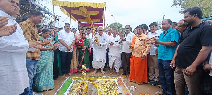 ರೋಣ ಪಟ್ಟಣದ ಸೂಡಿ ವೃತ್ತದಲ್ಲಿ ರಸ್ತೆ ಅಭಿವೃದ್ಧಿ ಕಾಮಗಾರಿಗೆ ಶಾಸಕ ಜಿ.ಎಸ್.ಪಾಟೀಲ ಭೂಮಿಪೂಜೆ ನೆರವೇರಿಸಿದರು