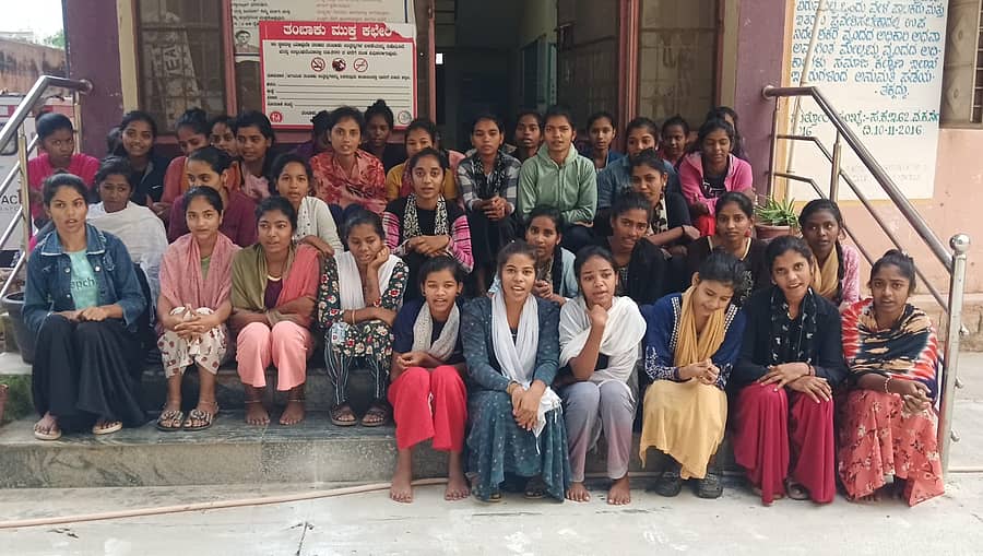 ಬಂಗಾರಪೇಟೆಯಲ್ಲಿರುವ ಸಮಾಜ ಕಲ್ಯಾಣ ಇಲಾಖೆ ಸರ್ಕಾರಿ ಮೆಟ್ರಿಕ್ ನಂತರದ ಬಾಲಕಿಯರ ವಿದ್ಯಾರ್ಥಿ ನಿಲಯದ ಮುಂದೆ ವಿದ್ಯಾರ್ಥಿಗಳ ಪ್ರತಿಭಟನೆ