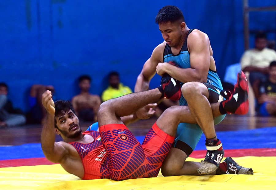 74 ಕೆಜಿ ಫ್ರೀಸ್ಟೈಲ್‌ ಕುಸ್ತಿಯಲ್ಲಿ ಮೈಸೂರಿನ ಹರ್ಷವರ್ಧನ್ (ಬಲ) ದಕ್ಷಿಣ ಕನ್ನಡದ ಗಗನ್ ಸಿ ಶೆಟ್ಟಿ ವಿರುದ್ಧ ಗೆದ್ದು ಚಿನ್ನದ ಪದಕ ಗಳಿಸಿದರು ಪ್ರಜಾವಾಣಿ ಚಿತ್ರ : ಫಕ್ರುದ್ದೀನ್ ಎಚ್