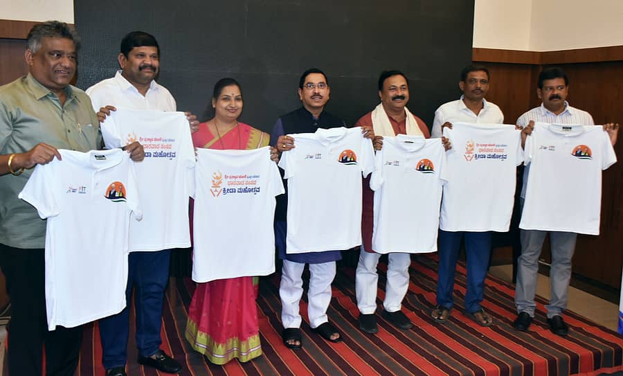 ಹುಬ್ಬಳ್ಳಿಯಲ್ಲಿ ಶನಿವಾರ ಕೇಂದ್ರ ಸಚಿವ ಪ್ರಲ್ಹಾದ ಜೋಶಿ ಅವರು ‘ಸಂಸದರ ಕ್ರೀಡಾ ಮಹೋತ್ಸವ’ದ ಲೋಗೊ ಇರುವ ಟಿ–ಶರ್ಟ್‌ ಬಿಡುಗಡೆ ಮಾಡಿದರು. ಮೇಯರ್‌ ಜ್ಯೋತಿ ಪಾಟೀಲ, ಶಾಸಕ ಮಹೇಶ ಟೆಂಗಿನಕಾಯಿ ಹಾಜರಿದ್ದರು