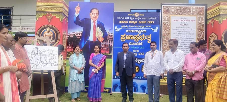 ಗದಗ ಜಿಲ್ಲಾ ಹೆಚ್ಚುವರಿ ಜಿಲ್ಲಾಧಿಕಾರಿ ಡಾ. ದುರಗೇಶ್ ಕೆ.ಆರ್. ಚಿತ್ರಕಲಾ ಶಿಬಿರಕ್ಕೆ ಭೇಟಿ ನೀಡಿ, ಕಲಾಕೃತಿಗಳನ್ನು ವೀಕ್ಷಿಸಿದರು 