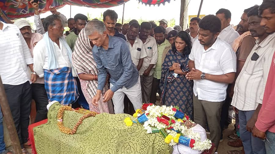 <div class="paragraphs"><p>ಸಚಿವರಿಂದ ಅಂತಿಮ ನಮನ</p></div>