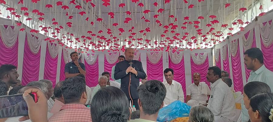 ಹಾರೋಹಳ್ಳಿ ಉರುಗನದೊಡ್ಡಿಯಲ್ಲಿ ಶಾಸಕ ಇಕ್ಬಾಲ್ ಹುಸೇನ್ ನೇತೃತ್ವದಲ್ಲಿ ಕುಂದುಕೊರತೆ ಸಭೆ ನಡೆಯಿತು