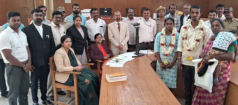 ರಾಮನಗರದಲ್ಲಿ ಶನಿವಾರ ನಡೆದ ಲೋಕ ಅದಾಲತ್‌ನಲ್ಲಿ, ಸುನೀಲ್ ಕುಮಾರ್ ಮತ್ತು ನಾಗವೇಣಿ ದಂಪತಿ ವಿಚ್ಛೇದನ ನಿರ್ಧಾರ ಕೈಬಿಟ್ಟು ನ್ಯಾಯಾಧೀಶರು ಮತ್ತು ವಕೀಲರ ಸಮ್ಮುಖದಲ್ಲಿ ಪರಸ್ಪರ ಹಾರ ಬದಲಿಸಿಕೊಂಡು ಮತ್ತೆ ಒಂದಾದರು