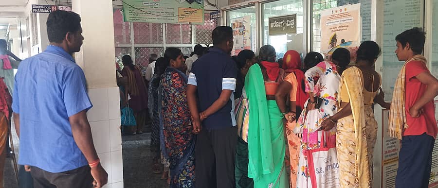 ಕಾಳಗಿ ಸಮುದಾಯ ಆರೋಗ್ಯ ಕೇಂದ್ರದಲ್ಲಿ ಚಿಕಿತ್ಸೆಗಾಗಿ ಚೀಟಿ ಪಡೆಯಲು ಕೌಂಟರ್ ಮುಂದೆ ಮುಗಿಬಿದ್ದಿರುವ ಜನರು