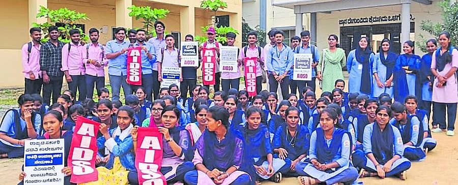 <div class="paragraphs"><p>ಹಾವೇರಿ ತಾಲ್ಲೂಕಿನ ಗಾಂಧಿಪುರದಲ್ಲಿರುವ ಪದವಿ ಕಾಲೇಜು ಎದುರು ಗುರುವಾರ ವಿದ್ಯಾರ್ಥಿಗಳು ಪ್ರತಿಭಟನೆ ನಡೆಸಿದರು</p></div>