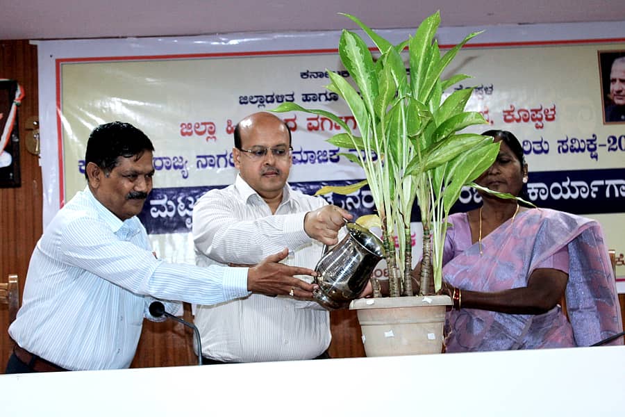 ಕೊಪ್ಪಳ ಜಿಲ್ಲಾಧಿಕಾರಿ ಕಚೇರಿಯ ಸಭಾಂಗಣದಲ್ಲಿ ನಡೆದ ಸಾಮಾಜಿಕ ಮತ್ತು ಶೈಕ್ಷಣಿಕ ಸ್ಥಿತಿಗತಿಯ ಕುರಿತ ಸಮೀಕ್ಷೆಯ ಜಿಲ್ಲಾಮಟ್ಟದ  ಮಾಸ್ಟರ್ ಟ್ರೇನರ್ಳಿಗಾಗಿ ಆಯೋಜಿಸಿದ್ದ ತರಬೇತಿ ಕಾರ್ಯಕ್ರಮಕ್ಕೆ ಜಿಲ್ಲಾಧಿಕಾರಿ ಚಾಲನೆ ನೀಡಿದರು