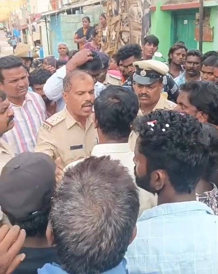 ಮದ್ದೂರಿರು ಪಟ್ಟಣದ ಚನ್ನೇಗೌಡ ಬಡಾವಣೆ ಬಳಿ ಶನಿವಾರ ಸಂಜೆ ಗಣೇಶ ಮೂರ್ತಿ ವಿಸರ್ಜನಾ ಮೆರವಣಿಗೆ ವೇಳೆ ಗೊಂದಲ ಸೃಷ್ಟಿಯಾಗಿ ಪೊಲೀಸರು ಹಾಗೂ ಯುವಕ ಬಳಗದ ಜೊತೆ ಮಾತಿನ ಚಕಮಕಿ ನಡೆಯಿತು.