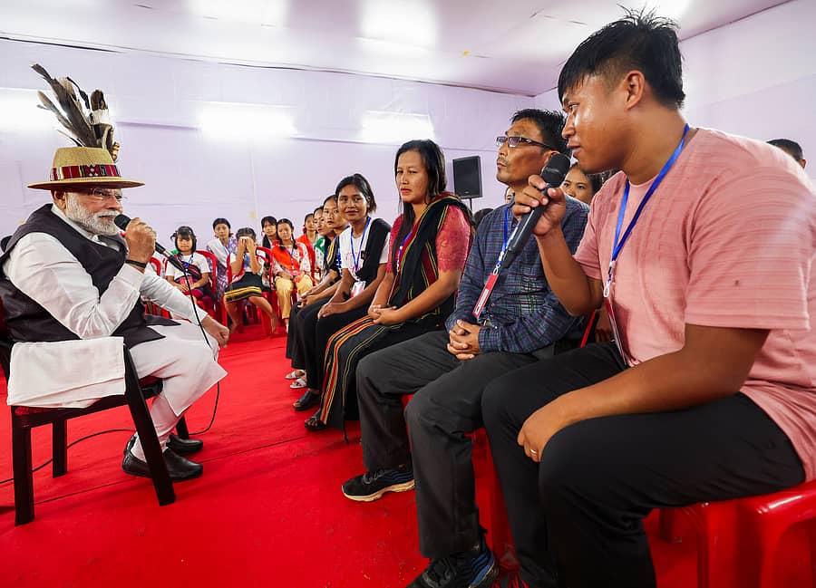 <div class="paragraphs"><p>ಮಣಿಪುರ ಜನಾಂಗೀಯ ಹಿಂಸಾಚಾರದಲ್ಲಿ ಸಂತ್ರಸ್ತರಾಗಿ ಪರಿಹಾರದ ಶಿಬಿರದಲ್ಲಿ ನೆಲಸಿರುವ ಜನರ ಜತೆ ಪ್ರಧಾನಿ ನರೇಂದ್ರ ಮೋದಿ ಅವರು ಚುರಚಾಂದಪುರದಲ್ಲಿ ಶನಿವಾರ ಮಾತುಕತೆ ನಡೆಸಿದರು </p></div>