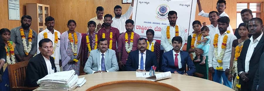 <div class="paragraphs"><p>ಕುಷ್ಟಗಿಯಲ್ಲಿ ನಡೆದ ರಾಷ್ಟ್ರೀಯ ಲೋಕ್‌ ಅದಾಲತ್‌ದಲ್ಲಿ ನ್ಯಾಯಾಧೀಶರ ಸಮ್ಮುಖದಲ್ಲಿ ಜೋಡಿಗಳು ಒಂದಾದವು</p></div>