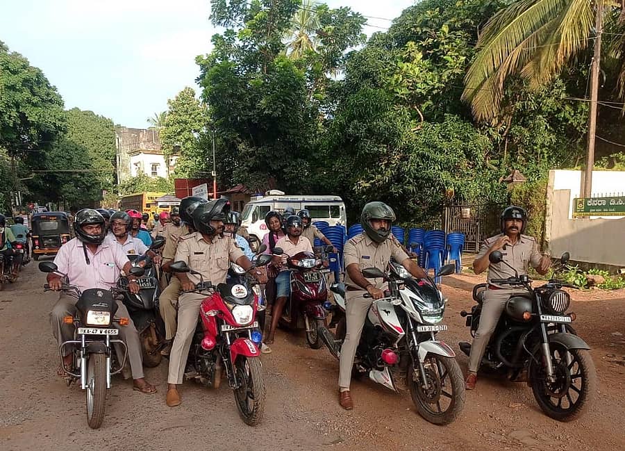 ಗೋಕರ್ಣದಲ್ಲಿ ಪೊಲೀಸ್ ನಿರೀಕ್ಷಕ ಶ್ರೀಧರ ಎಸ್.ಆರ್. ನೇತೃತ್ವದಲ್ಲಿ ಹೆಲ್ಮೆಟ್ ಜಾಗೃತಿ ಮೂಡಿಸಲು ಬೈಕ್ ರ್ಯಾಲಿ ನಡೆಸಲಾಯಿತು
