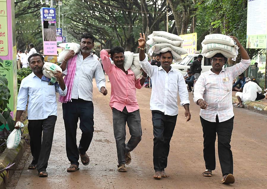 <div class="paragraphs"><p>ಧಾರವಾಡದ ಕೃಷಿ ವಿಶ್ವವಿದ್ಯಾಲಯದ ಆವರಣದಲ್ಲಿ ಆಯೋಜಿಸಿರುವ ಕೃಷಿ ಮೇಳದ ಬೀಜ ಘಟಕದಲ್ಲಿ ರೈತರು ಬಿತ್ತನೆ ಬೀಜ ಖರೀದಿಸಿ ಒಯ್ದರು</p></div>