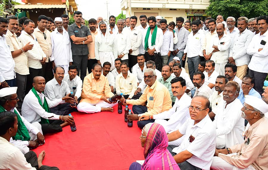 ಕಲಬುರಗಿ ಹೊರವಲಯದ ಉದನೂರ ಗ್ರಾಮದಲ್ಲಿ ಶನಿವಾರ ಧರಣಿ ನಡೆಸಿದ ಗ್ರಾಮಸ್ಥರು ಶಾಸಕ ಅಲ್ಲಮಪ್ರಭು ಪಾಟೀಲ ಎದುರು ಸಮಸ್ಯೆ ಹೇಳಿಕೊಂಡರು