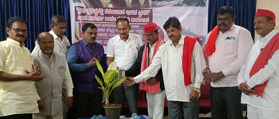 ಹರಿಹರ: ಹರಿಹರದ ಮೈತ್ರಿವನದಲ್ಲಿ ಸಮಾಜವಾದಿ ಪಾರ್ಟಿ ಹಾಗೂ ಕರ್ನಾಟಕ ಸೋಸಿಯಲಿಸ್ಟ್ ಫೋರಂನಿAದ ಶನಿವಾರ ಆಯೋಜಿಸಿದ್ದ ‘ಪ್ರಜಾಪ್ರಭುತ್ವದಲ್ಲಿ ಸಮಾಜವಾದ, ಇಂದಿನ ಸ್ಥಿತಿಗತಿ’ ವಿಷಯ ಕುರಿತ ವಿಚಾರ ಸಂಕೀರ್ಣ ಹಾಗೂ ರಾಜ್ಯ ಮಟ್ಟದ ಕಾರ್ಯಗಾರವನ್ನು ಮಾನವಬಂಧುತ್ವ ವೇದಿಕೆ ರಾಜ್ಯ ಸಂಚಾಲಕ ಪ್ರೊ.ಎ.ಬಿ.ರಾಮಚಂದ್ರಪ್ಪ ಉದ್ಘಾಟಿಸಿದರು.