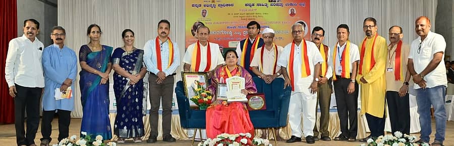 ಕಾರ್ಯಕ್ರಮದಲ್ಲಿ ಧರಣಿದೇವಿ ಮಾಲಗತ್ತಿ ಅವರಿಗೆ ಗುಲ್ವಾಡಿ ವೆಂಕಟರಾವ್ ಪ್ರಶಸ್ತಿ ಪ್ರದಾನ ಮಾಡಲಾಯಿತು