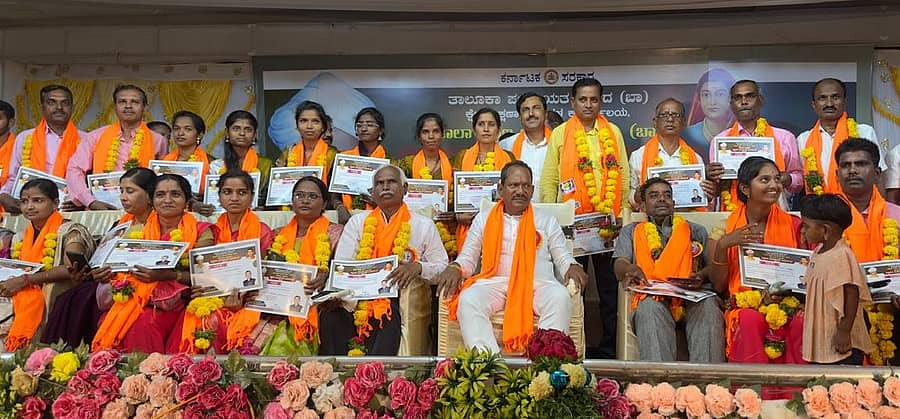 ಔರಾದ್ ಪಟ್ಟಣದಲ್ಲಿ ಶಾಲಾ ಶಿಕ್ಷಣ ಇಲಾಖೆ ಆಯೋಜಿಸಿದ ಶಿಕ್ಷಕರ ದಿನಾಚರಣೆ ಕಾರ್ಯಕ್ರಮದಲ್ಲಿ ಶಿಕ್ಷಕರನ್ನು ಗೌರವಿಸಲಾಯಿತು