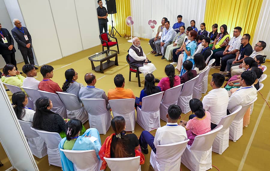 ಮಣಿಪುರ ಜನಾಂಗೀಯ ಹಿಂಸಾಚಾರದಲ್ಲಿ ಸಂತ್ರಸ್ತರಾಗಿ ಪರಿಹಾರದ ಶಿಬಿರದಲ್ಲಿ ನೆಲಸಿರುವ ಜನರ ಜತೆ ಪ್ರಧಾನಿ ನರೇಂದ್ರ ಮೋದಿ ಅವರು ಇಂಫಾಲ್ನಲ್ಲಿ ಶನಿವಾರ ಮಾತುಕತೆ ನಡೆಸಿದರು – ಪಿಟಿಐ ಚಿತ್ರ