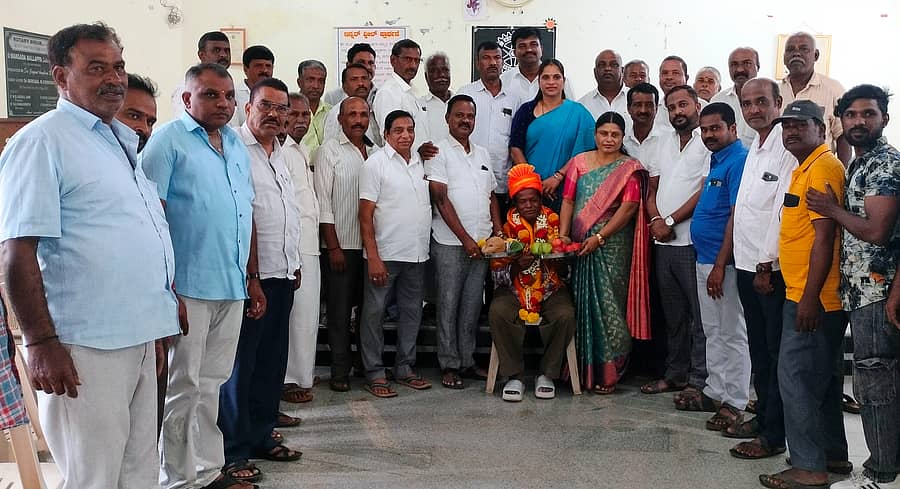 ಬೀರೂರಿನ ರೋಟರಿ ಭವನದಲ್ಲಿ ಶನಿವಾರ ನಡೆದ ಕಾರ್ಯಕ್ರಮದಲ್ಲಿ ‘ಮಧ್ಯ ಕರ್ನಾಟಕದಲ್ಲಿ ಬೀರದೇವರು’ ಗ್ರಂಥಕರ್ತೃ ಡಿ.ಇಸ್ಮಾಯಿಲ್ ಅವರನ್ನು ಕುರುಬ ಸಮಾಜದ ವತಿಯಿಂದ ಗೌರವಿಸಲಾಯಿತು