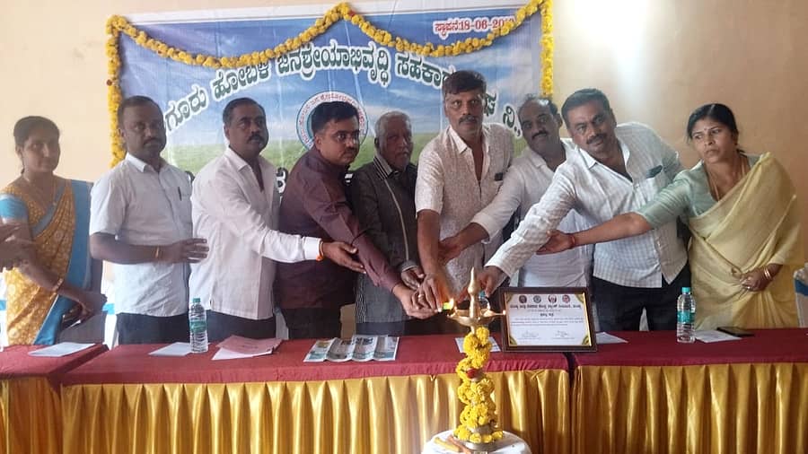 ಹಲಗೂರು ಜನಶ್ರೇಯೋಭಿವೃದ್ಧಿ ಸಹಕಾರ ಸಂಘದ ಸರ್ವ ಸದಸ್ಯರ ಸಭೆಯನ್ನು ಅಧ್ಯಕ್ಷ ಎಚ್.ವಿ.ಅಶ್ವಿನ್ ಕುಮಾರ್ ಹಾಗೂ ಗಣ್ಯರು ಉದ್ಘಾಟಿಸಿದರು