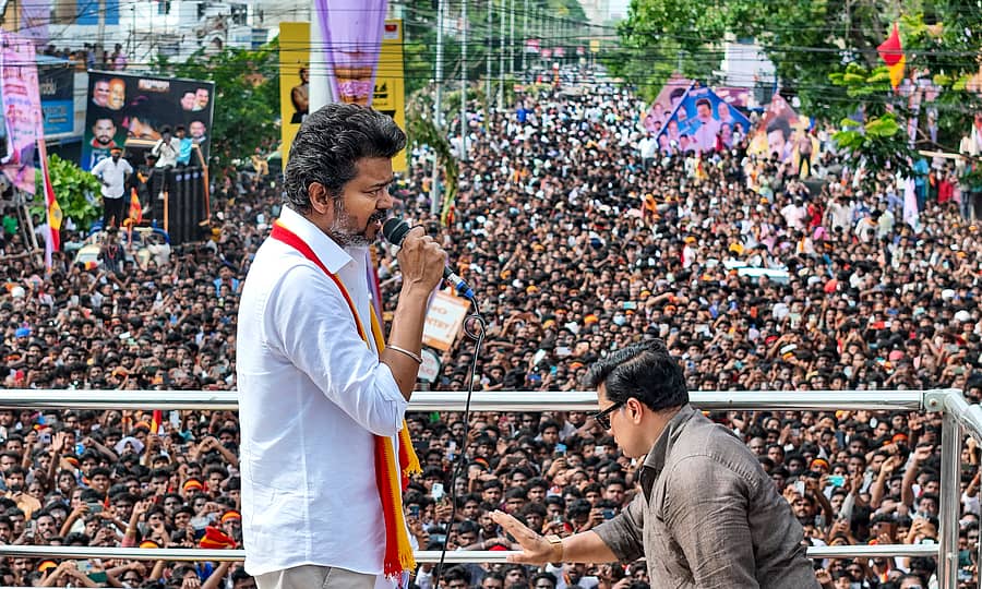 <div class="paragraphs"><p>ತಿರುಚರಾಪಳ್ಳಿಯಲ್ಲಿ ಶನಿವಾರ ಆಯೋಜಿಸಿದ್ದ ರ‍್ಯಾಲಿಯಲ್ಲಿ ತಮಿಳಗ ವೆಟ್ರಿ ಕಳಗಂ ಸಂಸ್ಥಾಪಕ, ನಟ ವಿಜಯ್‌ ಮಾತನಾಡಿದರು </p></div>