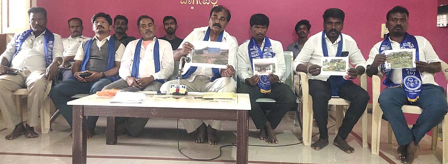 ಬಾಗೇಪಲ್ಲಿಯಲ್ಲಿ ಹಮ್ಮಿಕೊಂಡಿದ್ದ ಪತ್ರಿಕಾಗೋಷ್ಠಿಯಲ್ಲಿ ಮುಖಂಡರು ಪಟ್ಟಣದ ಜ್ವಲಂತ ಸಮಸ್ಯೆಗಳ ಬಗ್ಗೆ ಭಾವಚಿತ್ರ ಪ್ರದರ್ಶಿಸಿದರು