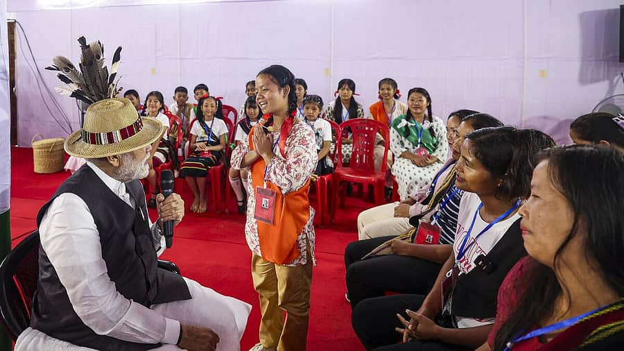 <div class="paragraphs"><p>ಮಣಿಪುರದ ಚುರಚಾಂದಪುರದಲ್ಲಿ ನಿರಾಶ್ರಿತರ ಕೇಂದ್ರಕ್ಕೆ ಶನಿವಾರ ಭೇಟಿ ನೀಡಿದ ಪ್ರಧಾನಿ ನರೇಂದ್ರ ಮೋದಿ ಅವರು ಅಲ್ಲಿ ಆಶ್ರಯ ಪಡೆದ ಬಾಲಕಿಯೊಂದಿಗೆ ಸಮಾಲೋಚನೆ ನಡೆಸಿದರು</p></div>