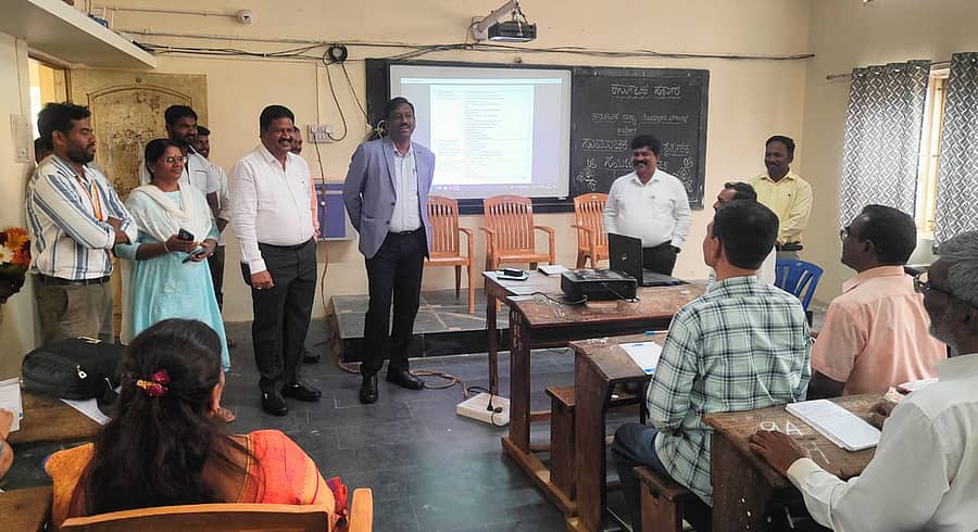 ಹಾವೇರಿ ಹುಕ್ಕೇರಿಮಠದ ಶಾಲೆಯಲ್ಲಿ ಸಾಮಾಜಿಕ ಮತ್ತು ಶೈಕ್ಷಣಿಕ ಸಮೀಕ್ಷೆಗೆ ಸಂಬಂಧಪಟ್ಟಂತೆ ಗಣತಿದಾರರಿಗೆ ಶನಿವಾರ ಆಯೋಜಿಸಿದ್ದ ತರಬೇತಿ ಶಿಬಿರದಲ್ಲಿ ಜಿಲ್ಲಾಧಿಕಾರಿ ವಿಜಯ ಮಹಾಂತೇಶ ಅವರು ಪಾಲ್ಗೊಂಡಿದ್ದರು