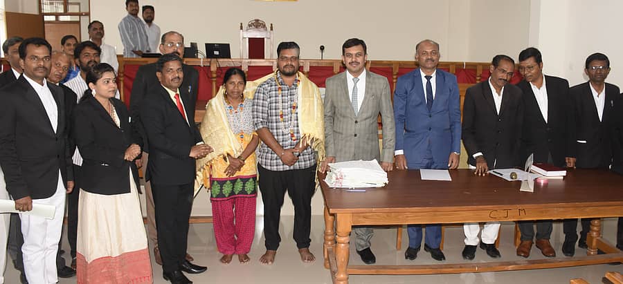 ಯಾದಗಿರಿಯಲ್ಲಿ ಶನಿವಾರ ನಡೆದ ರಾಷ್ಟ್ರೀಯ ಲೋಕ ಅದಾಲತ್ನಲ್ಲಿ ಜಿಲ್ಲಾ ಮತ್ತು ಸೆಷನ್ಸ್ ನ್ಯಾಯಾಧೀಶ ಮರುಳಸಿದ್ದಾರಾಧ್ಯ ಎಚ್.ಜೆ. ಹಾಗೂ ಹಿರಿಯ ಸಿವಿಲ್ ನ್ಯಾಯಾಧೀಶ ಮರಿಯಪ್ಪ ಅವರು ಪ್ರಕರಣವನ್ನು ಇತ್ಯರ್ಥಗೊಳಿಸಿದರು. ಕಕ್ಷಿದಾರರು, ಸಂಧಾನಕಾರರು, ವಕೀಲರು ಪಾಲ್ಗೊಂಡಿದ್ದರು