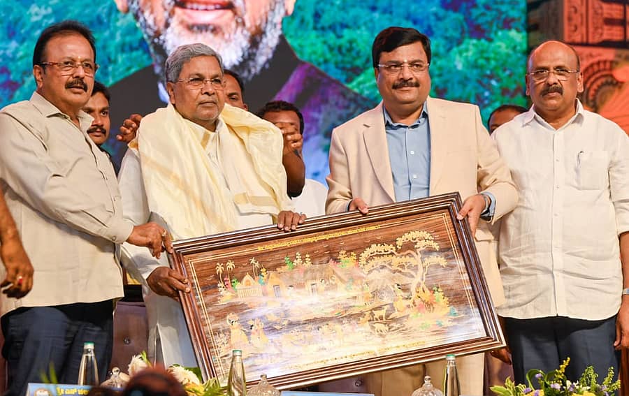 <div class="paragraphs"><p>ಮಂಡ್ಯ ಜಿಲ್ಲೆ ಮಳವಳ್ಳಿ ತಾಲ್ಲೂಕಿನ ಶಿವನಸಮುದ್ರಲ್ಲಿ ಶನಿವಾರ ಆಯೋಜಿಸಿದ್ದ ‘ಗಗನಚುಕ್ಕಿ ಜಲಪಾತೋತ್ಸವ–2025’ ಕಾರ್ಯಕ್ರಮದಲ್ಲಿ ಮುಖ್ಯಮಂತ್ರಿ ಸಿದ್ದರಾಮಯ್ಯ ಅವರಿಗೆ ಶಾಸಕ ಪಿ.ಎಂ.ನರೇಂದ್ರಸ್ವಾಮಿ ಅವರು ನೆನಪಿನ ಕಾಣಿಕೆ ನೀಡಿ ಗೌರವಿಸಿದರು.</p></div>