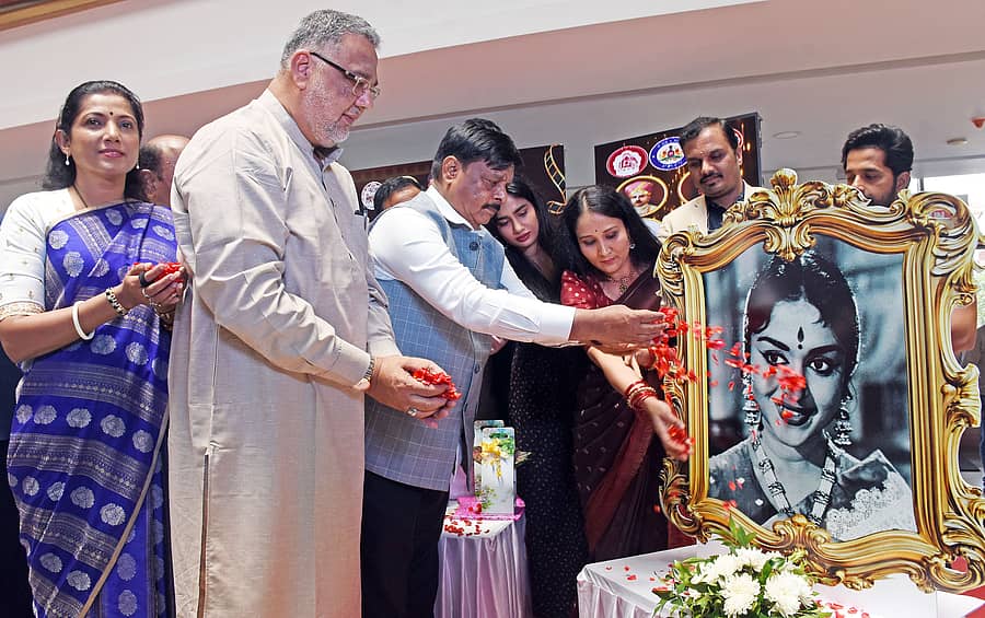 ಮೈಸೂರಿನ ‘ಮಾಲ್ ಆಫ್ ಮೈಸೂರಿನ’ ‘ಐನಾಕ್ಸ್’ ಮಲ್ಟಿಪ್ಲೆಕ್ಸ್ನಲ್ಲಿ ಶನಿವಾರ ಆರಂಭವಾದ ದಸರಾ ಚಲನಚಿತ್ರೋತ್ಸವಕ್ಕೆ ಜಿಲ್ಲಾ ಉಸ್ತುವಾರಿ ಸಚಿವ ಡಾ.ಎಚ್.ಸಿ.ಮಹದೇವಪ್ಪ ಚಾಲನೆ ನೀಡಿದರು. ಪುಷ್ಪಾ ಅಮರನಾಥ್, ತನ್ವೀರ್ ಸೇಠ್, ಅಂಜಲಿ, ಸಂಧ್ಯಾ ಅರಕೆರೆ, ಪಿ.ಶಿವರಾಜು, ಪೃಥ್ವಿ ಅಂಬರ್ ಪಾಲ್ಗೊಂಡಿದ್ದರು –ಪ್ರಜಾವಾಣಿ ಚಿತ್ರ