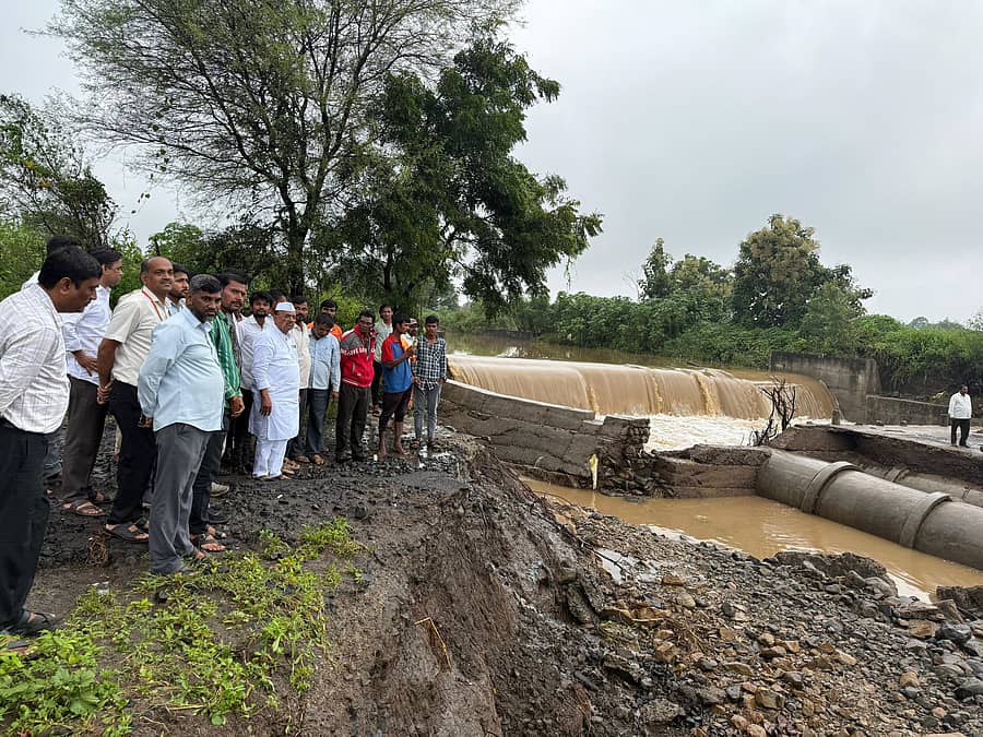 ಆಳಂದ ತಾಲ್ಲೂಕಿನಲ್ಲಿ ಪ್ರವಾಹಪೀಡಿತ ಗ್ರಾಮಗಳಿಗೆ ಶಾಸಕ ಬಿ.ಆರ್.ಪಾಟೀಲ ಭೇಟಿ ನೀಡಿ ಹಳ್ಳದ ನೀರಿಗೆ ಹಾಳಾದ ಸೇತುವೆ, ರಸ್ತೆ ಪರಿಶೀಲನೆ ನಡೆಸಿದರು. ಅಣ್ಣಾರಾವ ಪಾಟೀಲ, ಸಂಜಯ ರೆಡ್ಡಿ, ಮಾನಪ್ಪ ಕಟ್ಟಿಮನಿ ಹಾಜರಿದ್ದರು